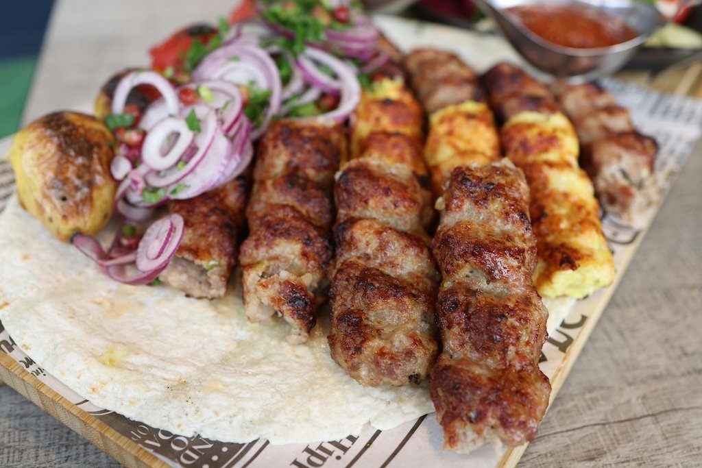 Türkischer Grillteller mit Lammspieß und Adana