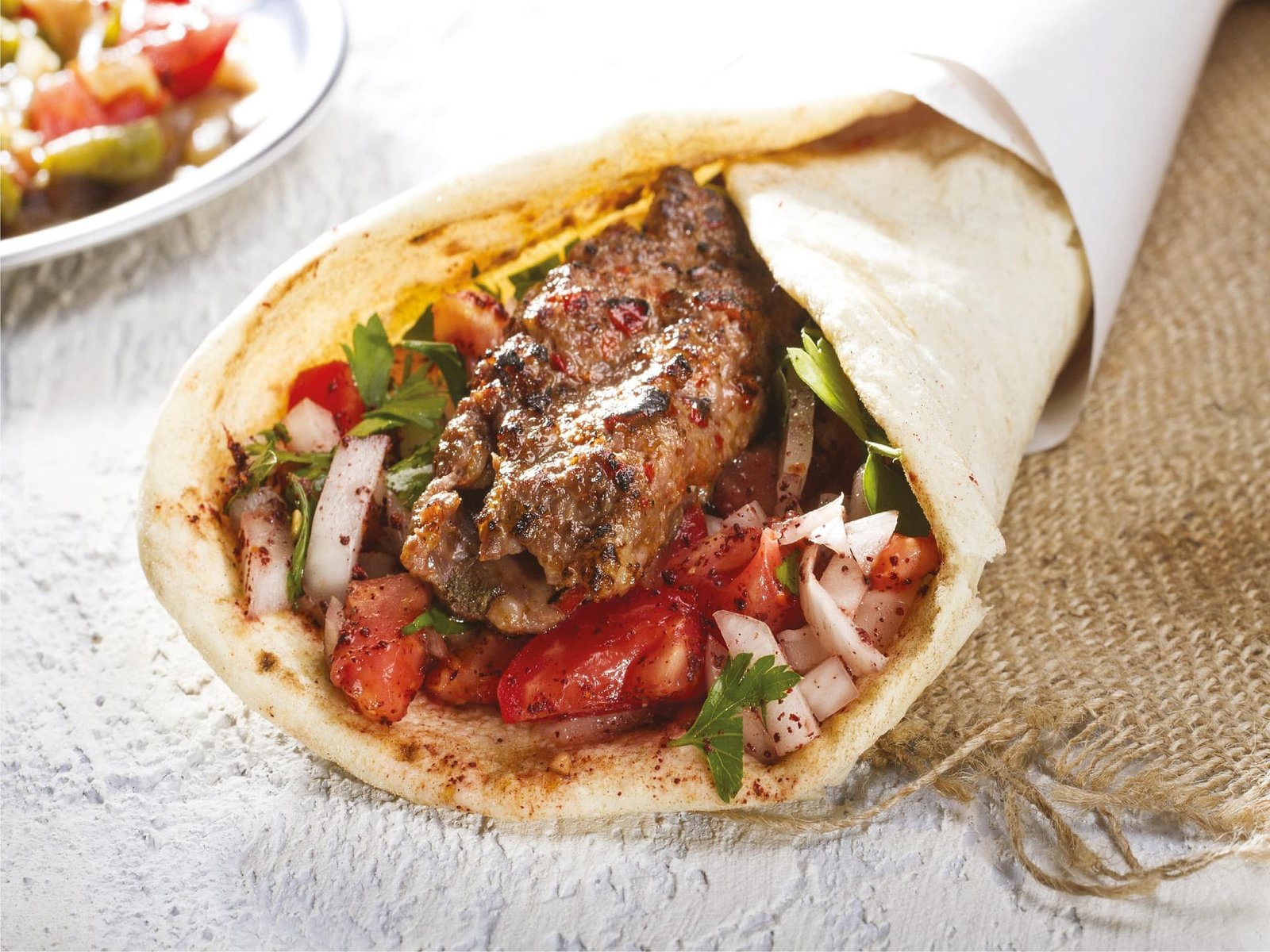 Saftiger Drehspieß im Yufka-Wrap mit Salat und Sauce