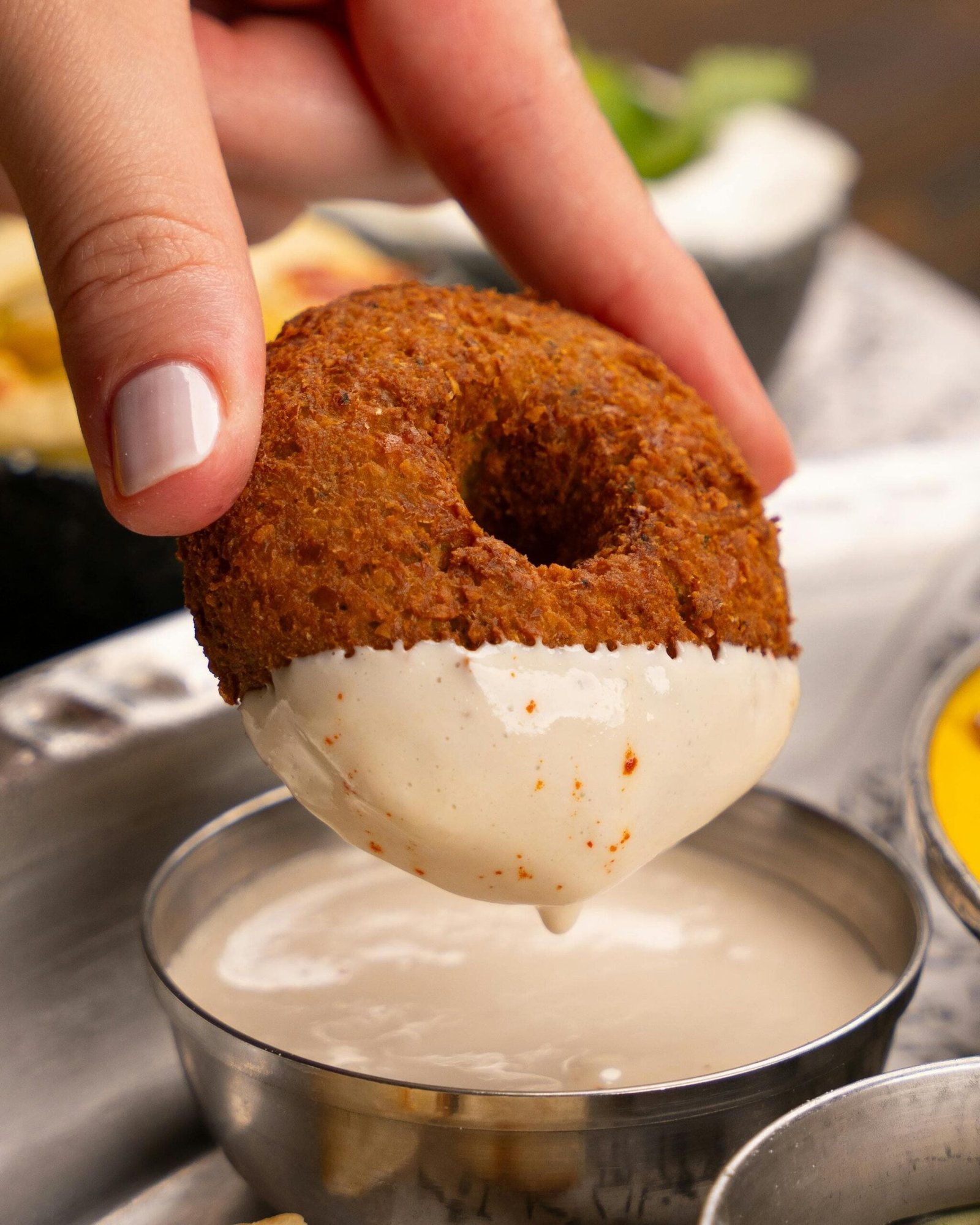 Knusprige Falafel-Kugel mit cremiger Tahini-Sauce