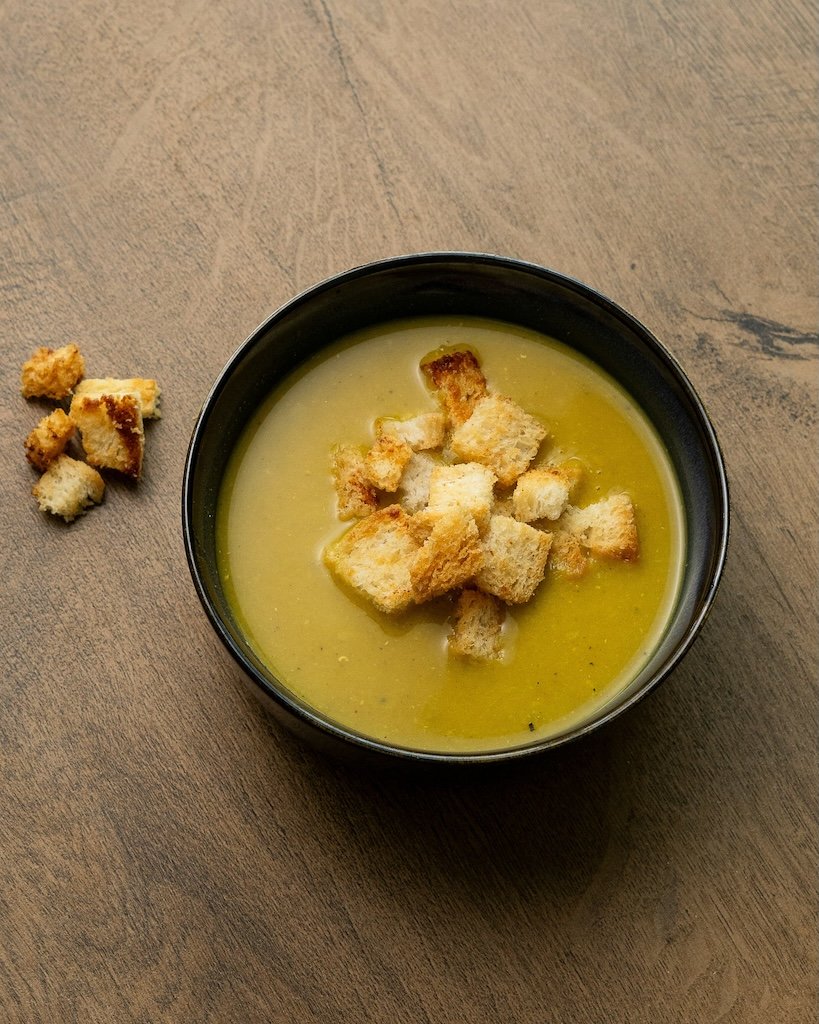 Heiße rote Linsensuppe mit Croutons