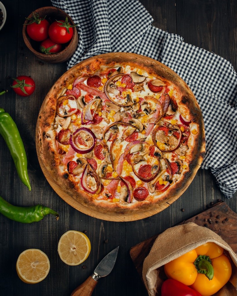 Italienische Pizza mit Salami, Pilzen, Zwiebeln und Käse