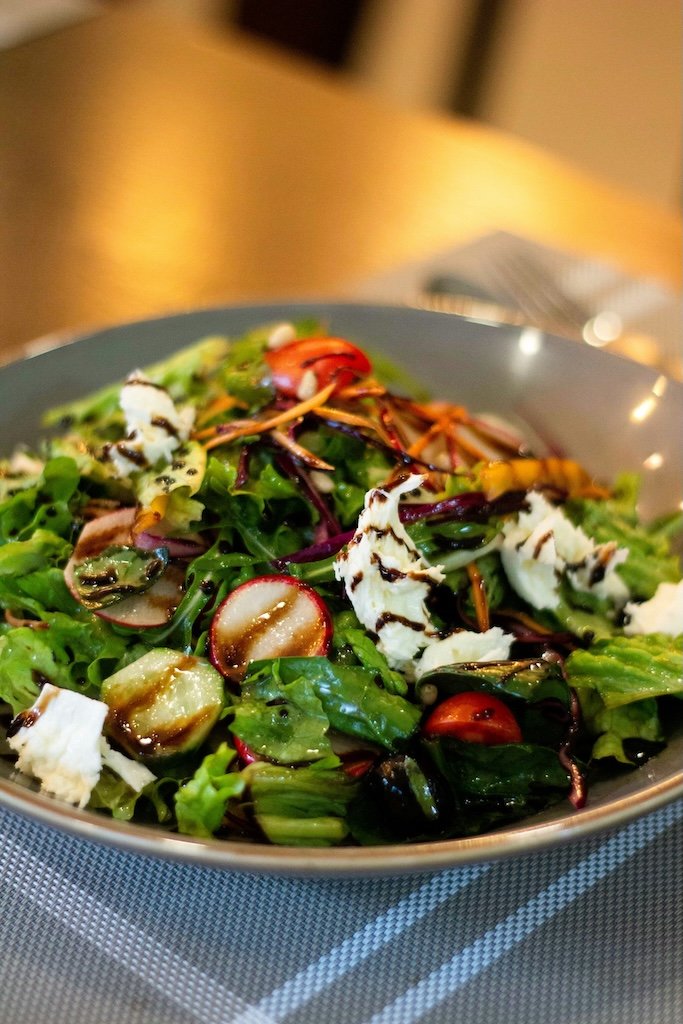 Frischer gemischter Salat mit Mozzarella, Tomaten und Balsamico