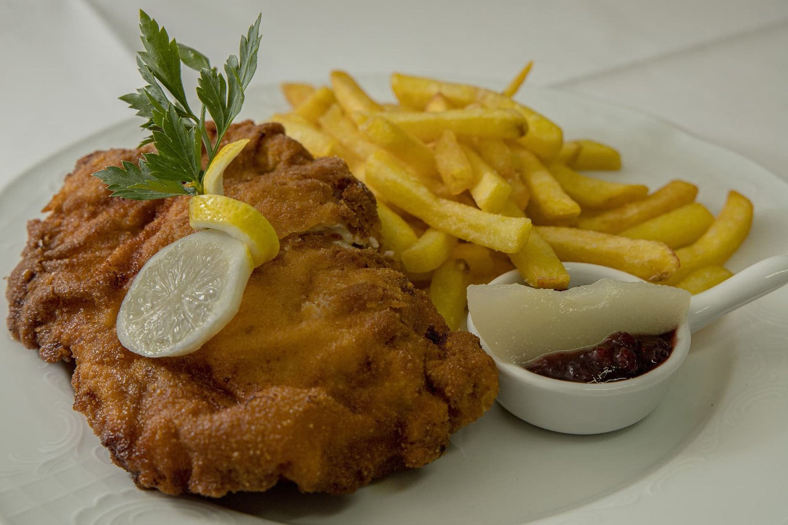 Schnitzel Wiener Art mit Pommes frites und Zitrone