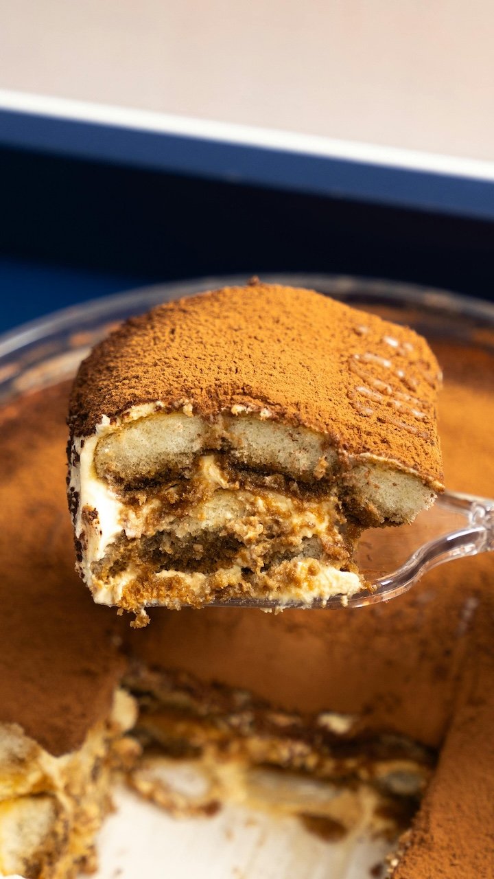 Hausgemachtes Tiramisu mit Kakao bestreut